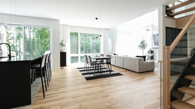 Hardwood flooring: durable and trendy!