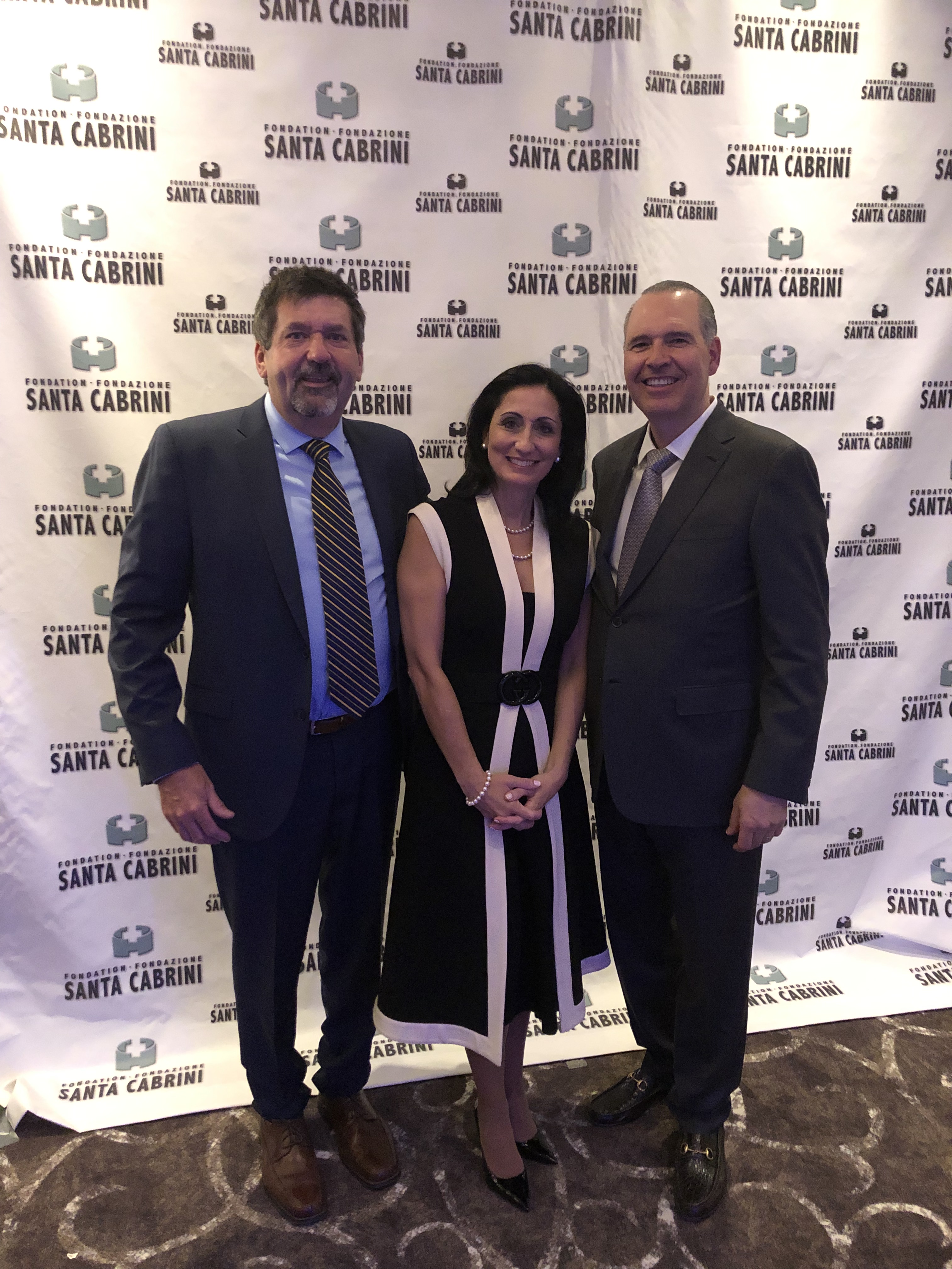 Robert Pilon en compagnie de Diana Ferrara Scalia et Sam Scalia, président d’honneur et conseillère stratégique du gala